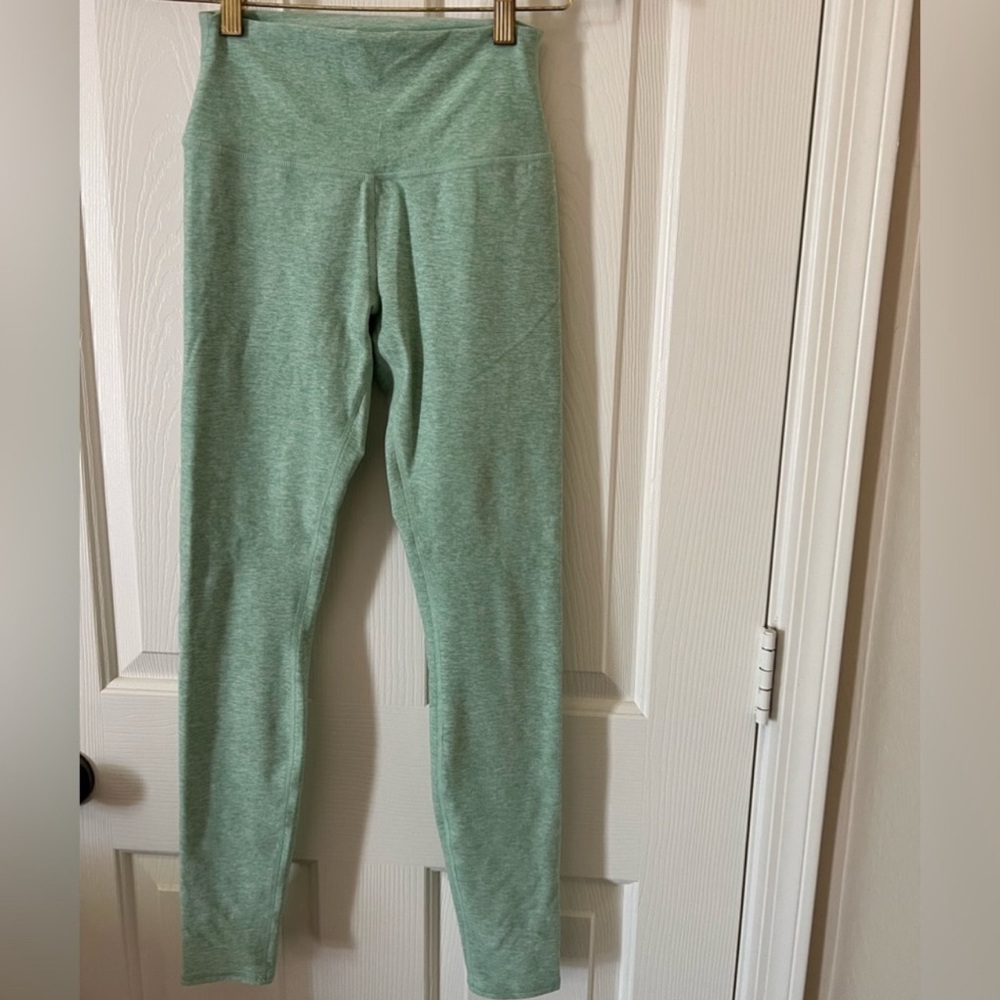 Women’s Alo Yoga soft green set! Super cute and in great condition!